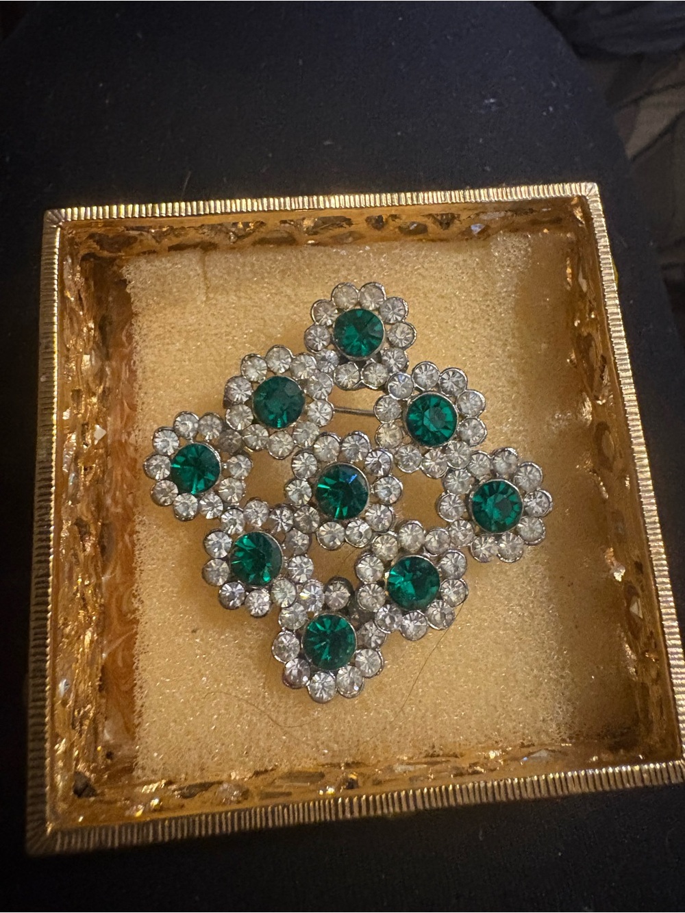 Stunning Vintage Signed Weiss Rhinestone & Emerald Green Stone Brooch Pin 1 3/4”